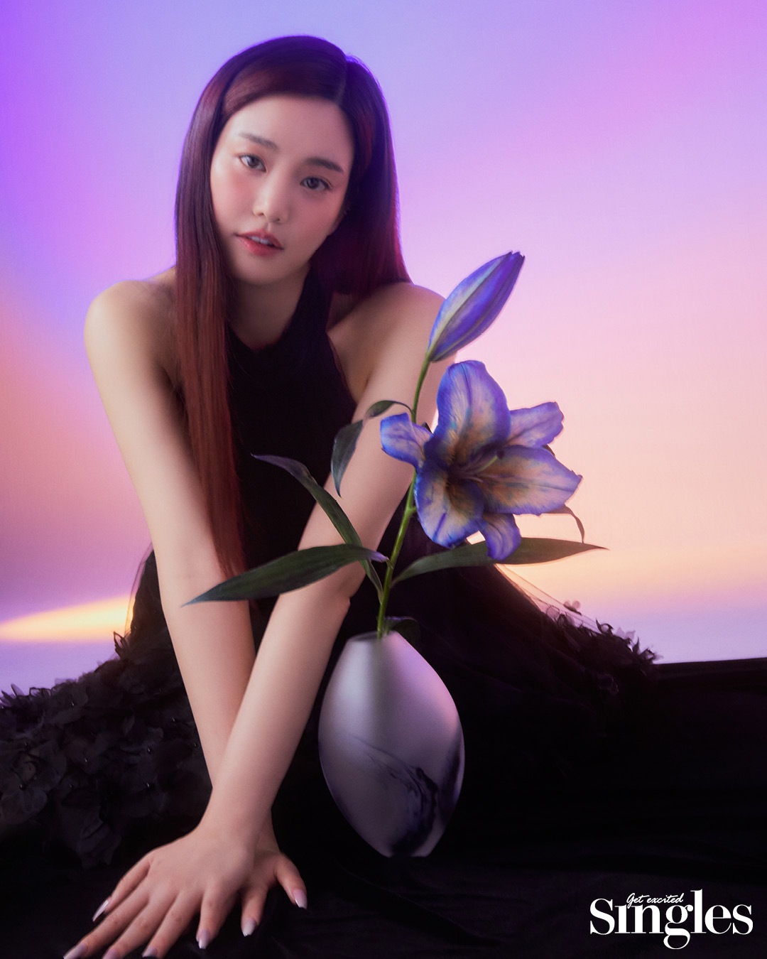 이유비와 아우름 드레스 송인범 작가의 화병이 등장하는 싱글즈 화보